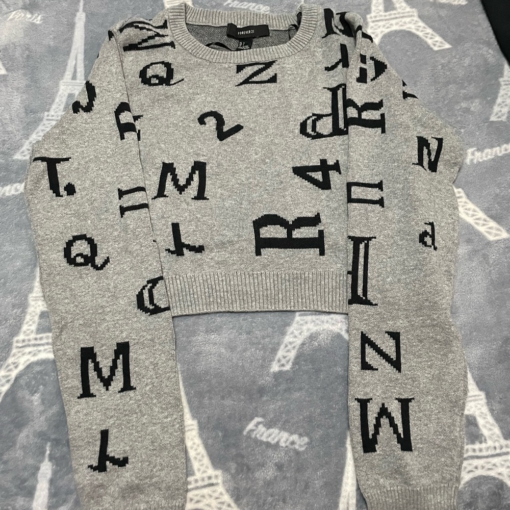 Gray crop top long sleeve with designs